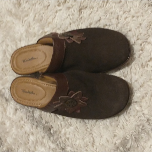 Thomas McAn woman's size 10W Carine suede w large retro flower vtg shoes - Picture 1 of 11